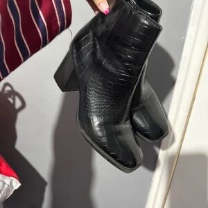 Source Unknown Black Croc-Embossed Square Toe Block Heel Ankle Boots